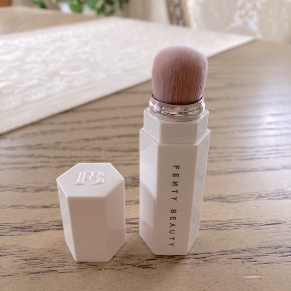 Fenty Beauty Other - Fenty contour & concealer brush